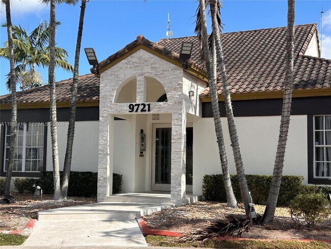 Building Photo - 9735 Fontainebleau Blvd