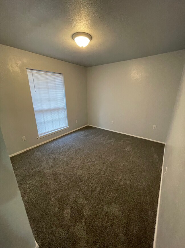 Building Photo - 738 E Oates Rd