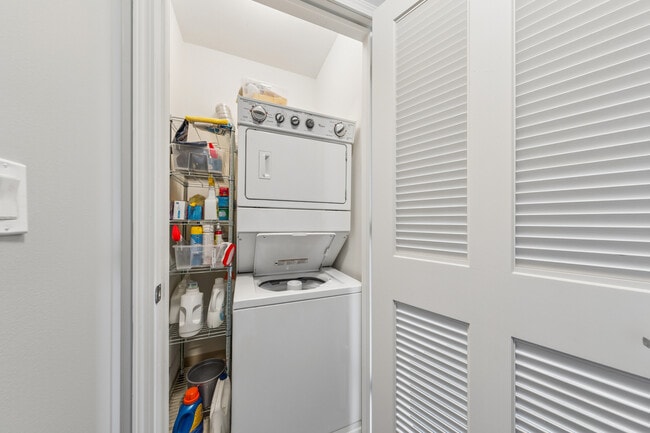 Building Photo - 225 N Columbus Dr