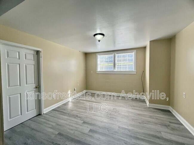 Building Photo - 161 Dogwood Dr