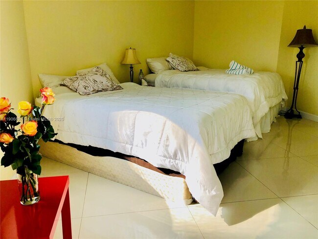 Building Photo - 3610 Yacht Club Dr