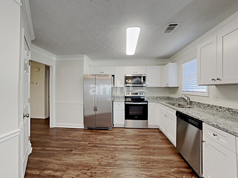 Building Photo - 1772 N Oak Dr