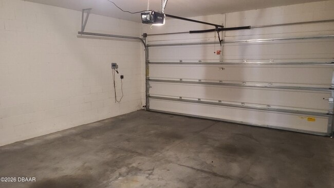 Building Photo - 550 Armoyan Wy