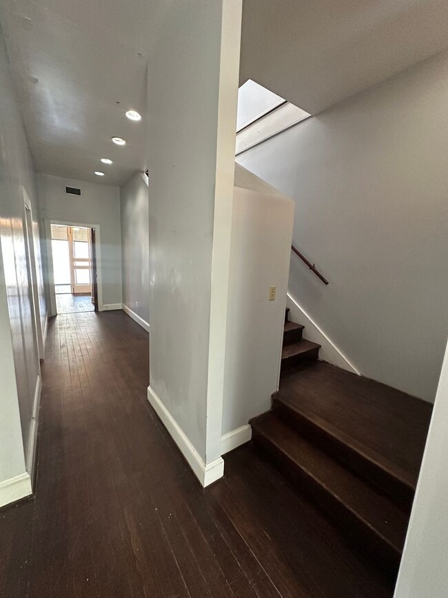 Building Photo - 3 BED | 2.5 BATH | OFF STREET PARKING | PRIVATE BACKYARD | HISTORIC DISTRICT