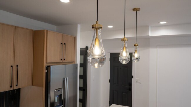 Building Photo - Newly Rehabbed 3-bedroom, 2-bath Gem with In-Unit Washer/Dryer! Discover Uptown Living.