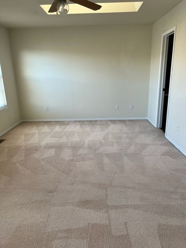 Building Photo - 3 Bedroom plus loft and Community Pool