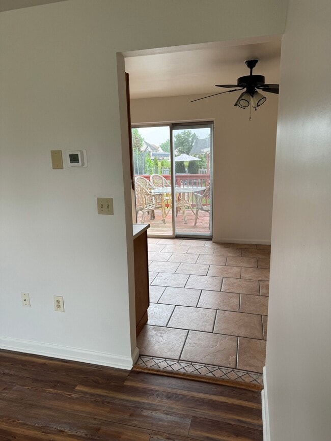 Building Photo - 1627 Blue Jay Dr