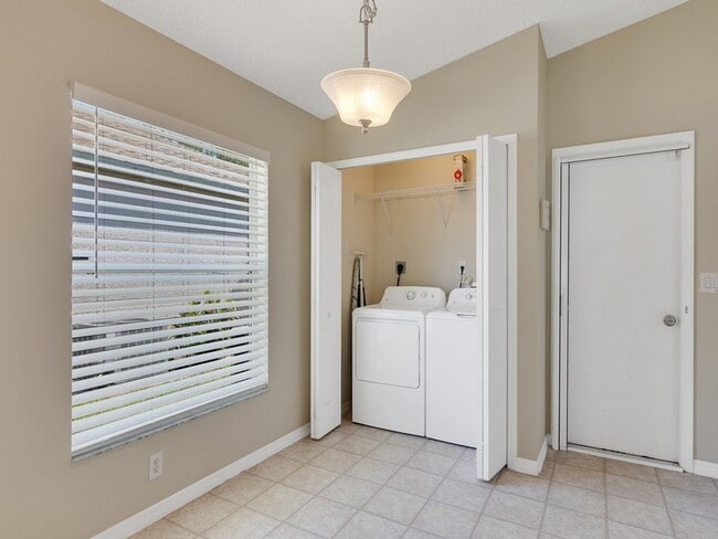 Building Photo - 962 E 13th Square