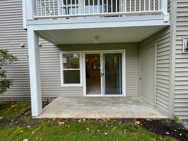 Building Photo - Sammamish - 3 BR, 2 BTH ground floor condo...