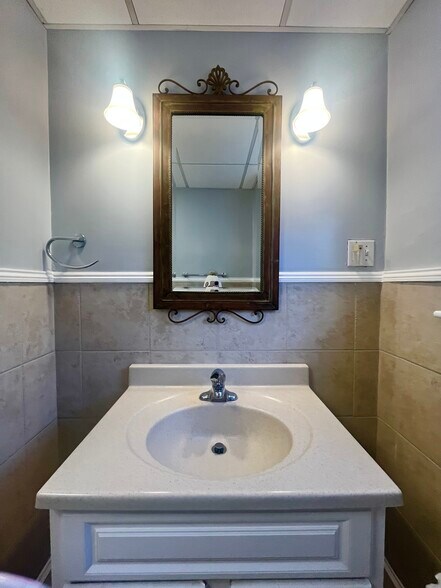 Building Photo - 11 Sherman St