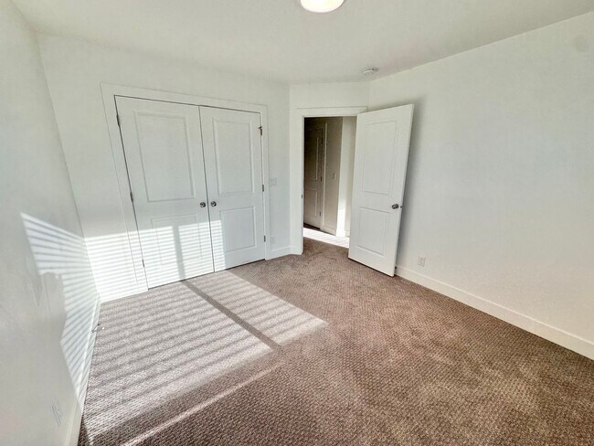Building Photo - Desert Color Townhome!