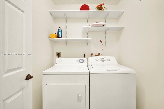 Building Photo - 2239 SE 23rd Ave