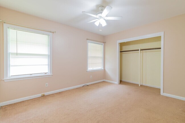 Building Photo - Lakebottom Duplex