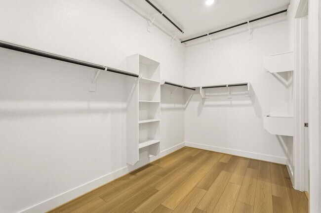 Building Photo - 4615 Bridgewood Dr