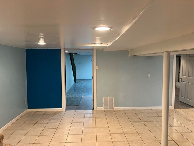 Building Photo - Updated Single Family Ranch Home with Fenc...
