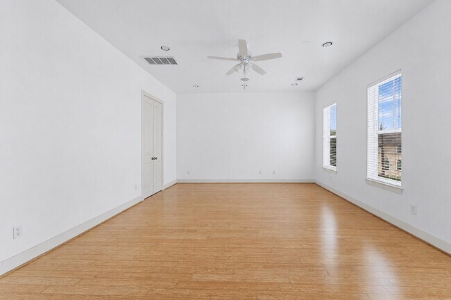 Building Photo - 1121 Moy St