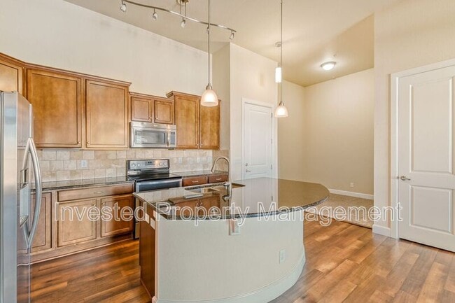 Building Photo - 305 Inverness Way S