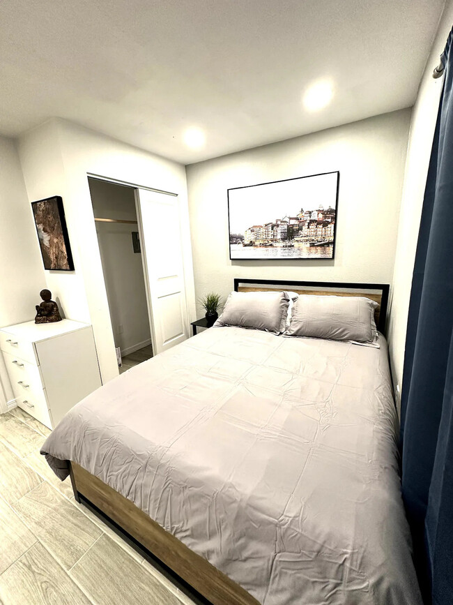 Studio with One Queen Bed - 3029 E Missouri Ave