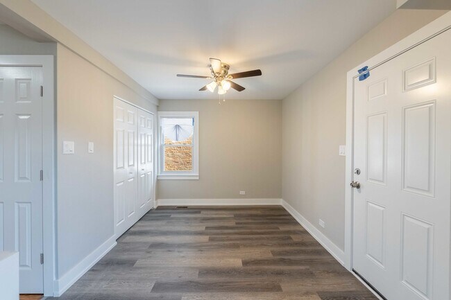 Building Photo - 6835 S Komensky Ave