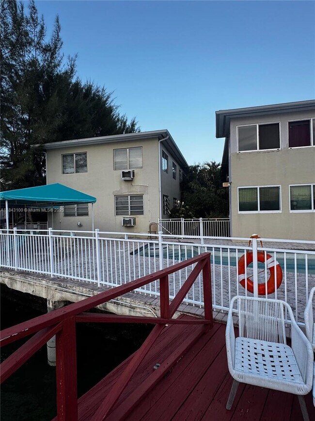 Building Photo - 4730 Pine Tree Dr