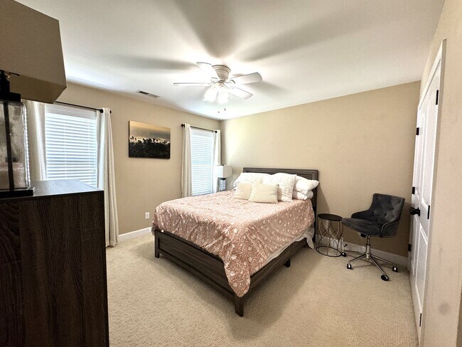 Building Photo - Minutes to the Beach! Conveniently located between Jacksonville & Wilmington