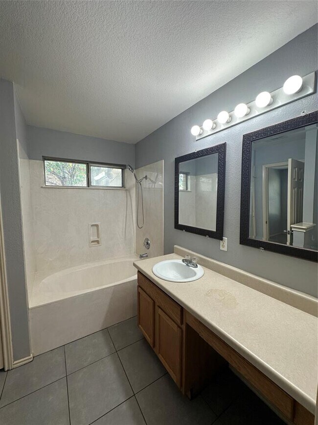 Building Photo - 908 Sally Lunn Way