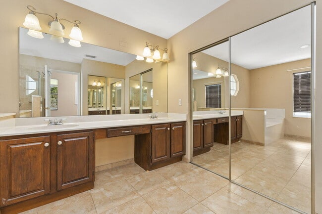 Building Photo - 1465 SE Westmoreland Blvd