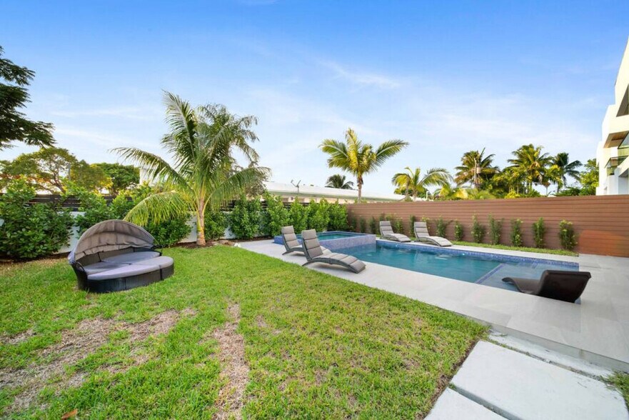 Building Photo - 601 NE 16th Ave