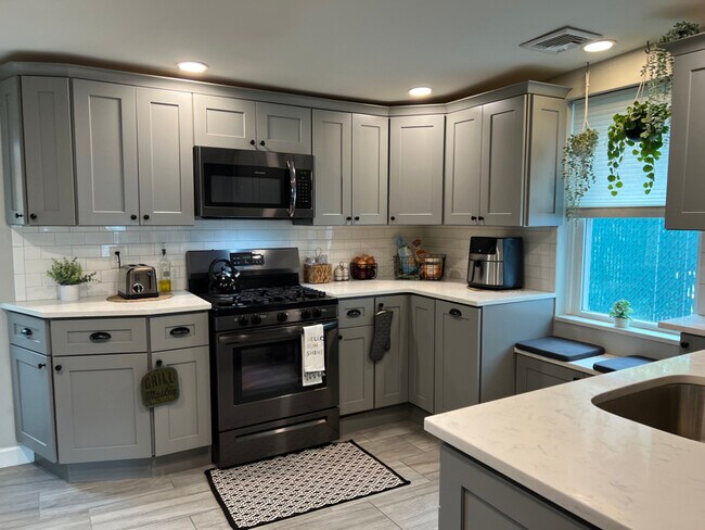 Building Photo - 2633 Fillmore St