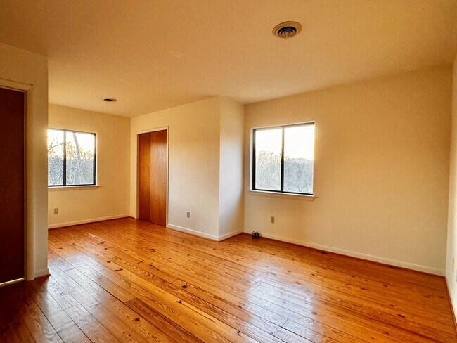 Building Photo - 2442 Red Hill Rd