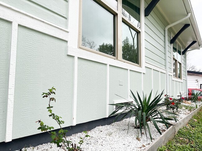 Building Photo - 722 E Strong Pkwy