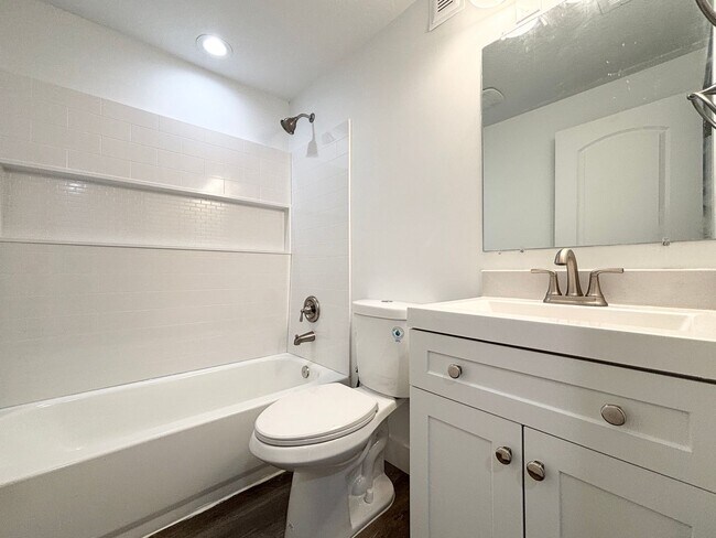 Building Photo - Beautiful Sandy Remodel Near Union Park!