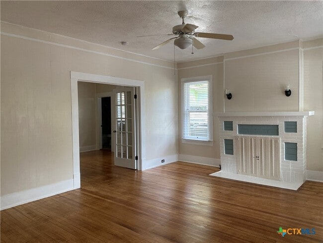 Building Photo - 420 W San Antonio St