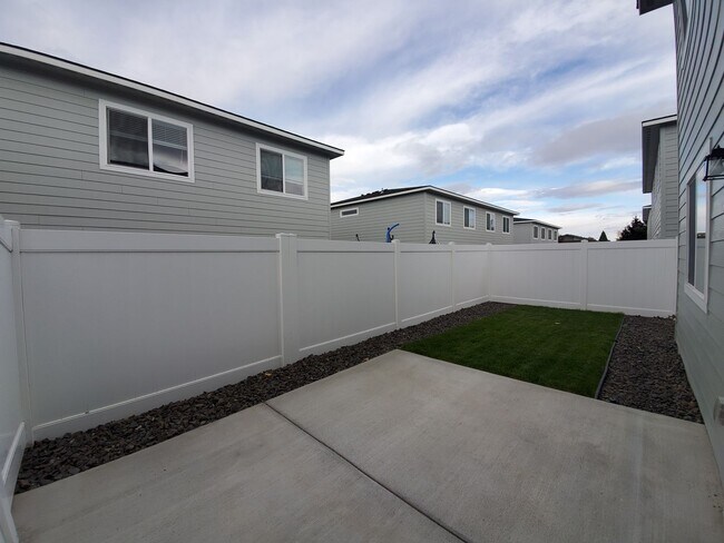 Building Photo - 5701al