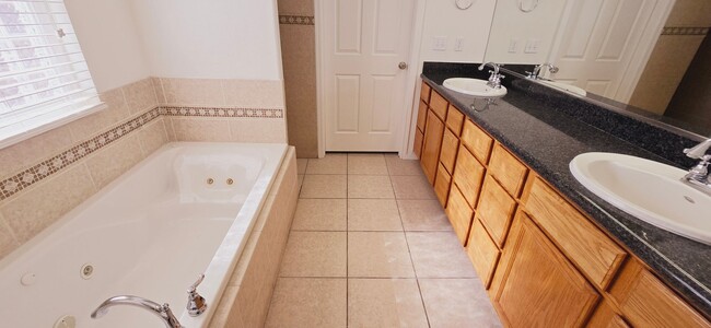 Building Photo - Stunning 4 bedroom, 2.5 bath home in West ...