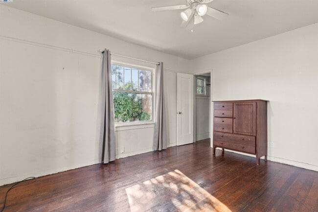 Building Photo - 2081 Oakwood Dr