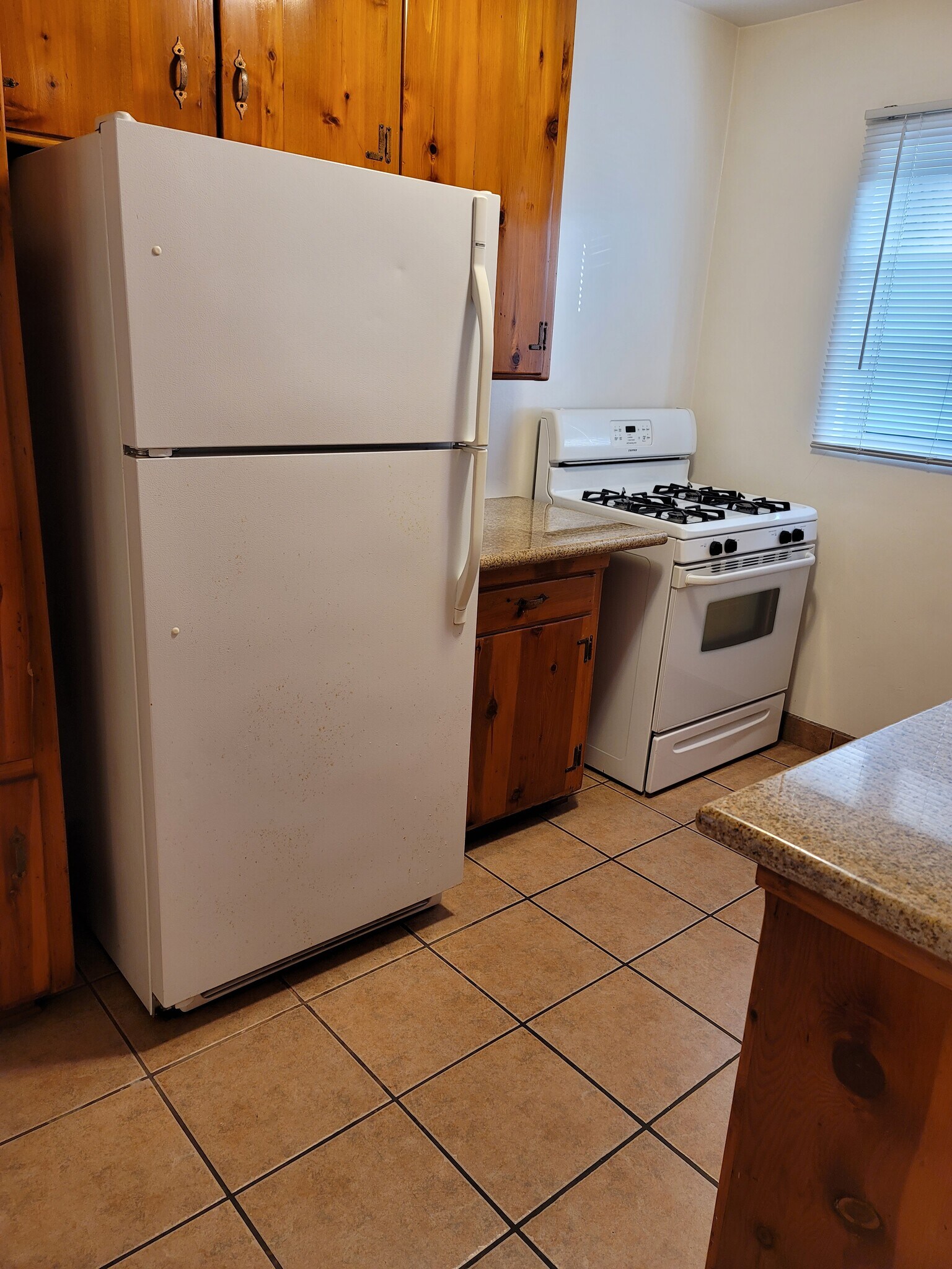 Building Photo - 2360 Walgrove Ave