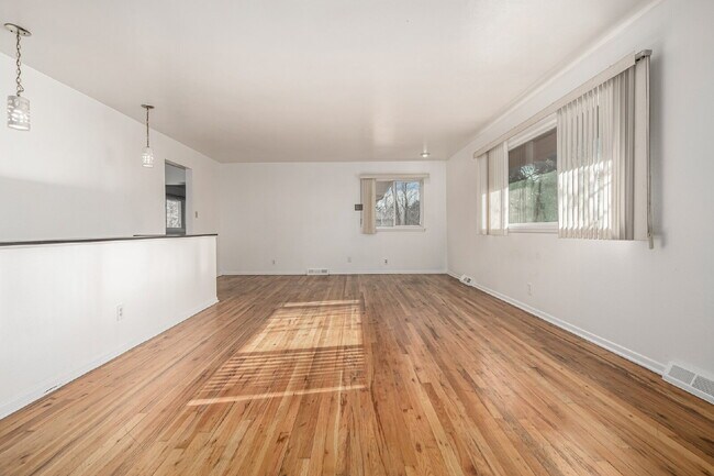 Building Photo - Great 3 Bed 3 Bath Hilltop Home for rent.