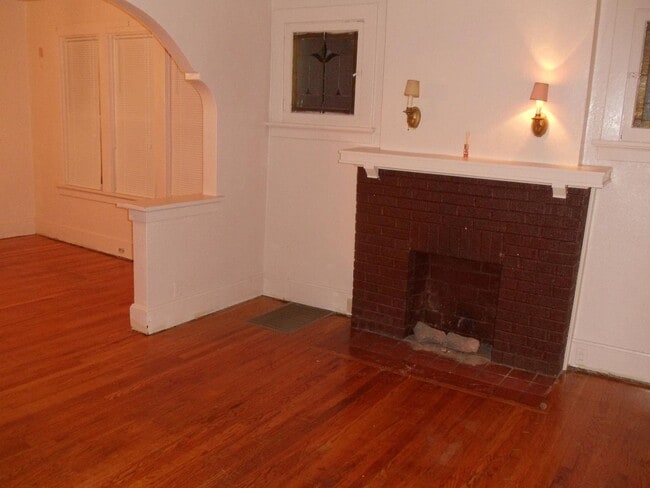 Building Photo - 2 Bedroom Brick Home $1195