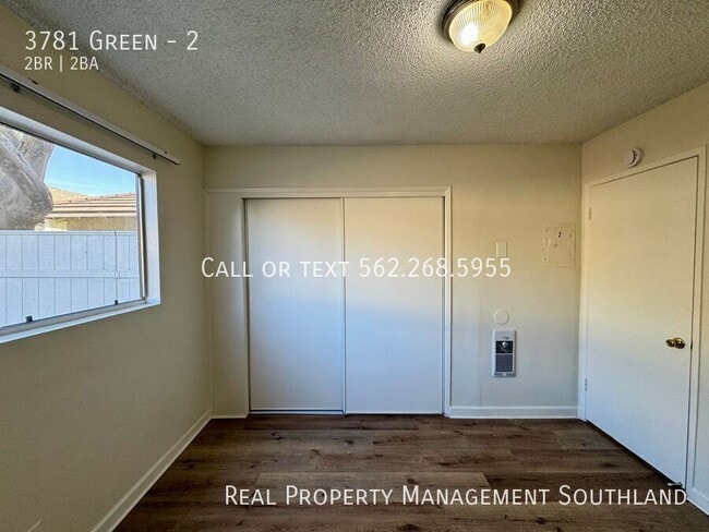 Building Photo - Beautifully Renovated 2 Bed / 1.5 Bath Apa...