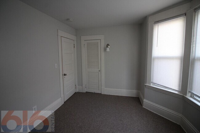 Building Photo - 243 Valley Ave NW