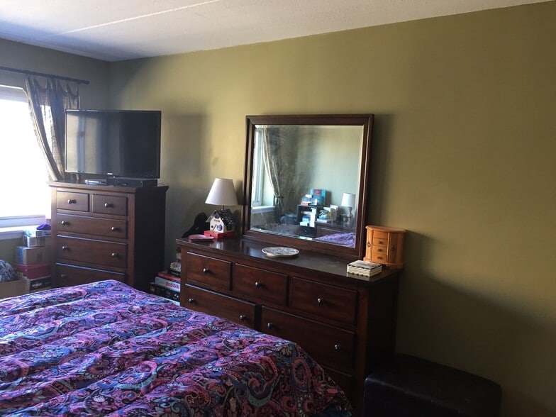 Bedroom - 412 Benedict Ave