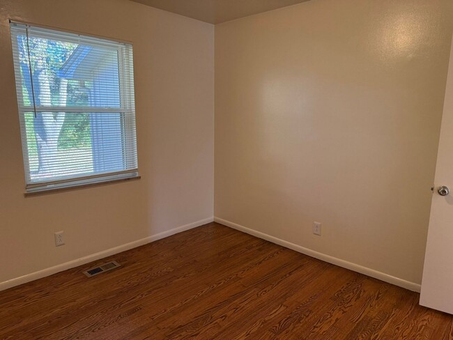 Building Photo - 1025 W Parkway Ave