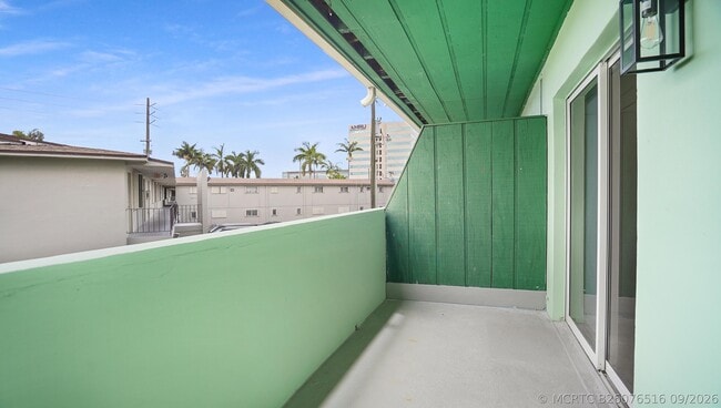 Building Photo - 701 S Royal Poinciana Blvd