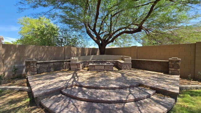 Building Photo - Upgraded kitchen and lots of sq ft in Verrado!