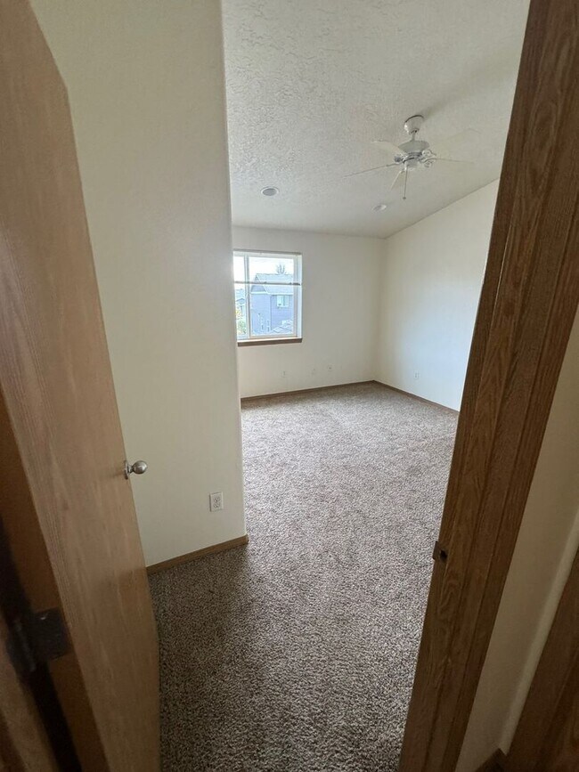 Building Photo - 337-339 Tracy Court Monmouth, OR 97361