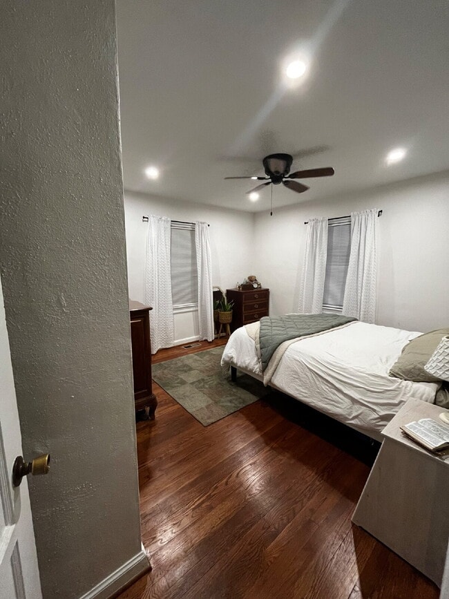 Building Photo - Gorgeous updated 2 bedroom in Perrymont/Sandusky with off street parking.