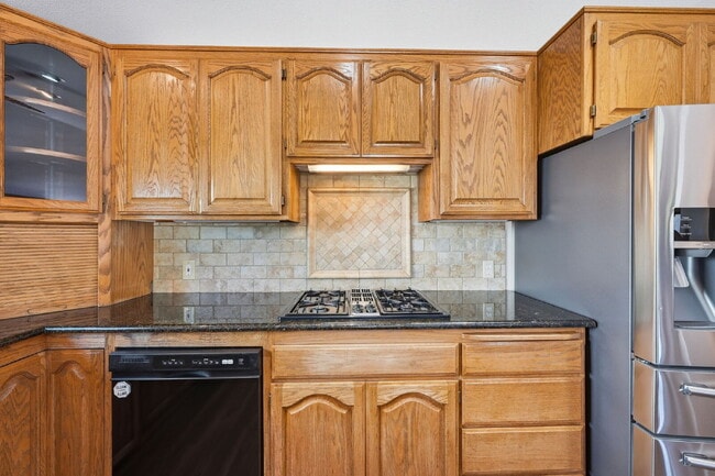 Building Photo - Beautiful Executive Level Rental on Golf Course