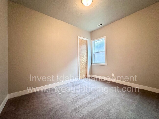 Building Photo - Rarely available in the most preferred River District! Available July 2026