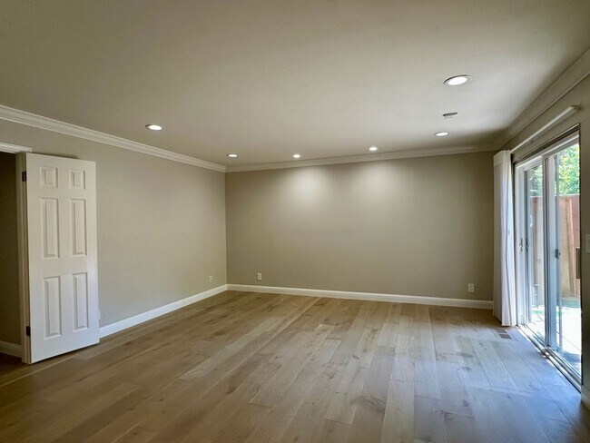 Building Photo - Recently Remodeled Home- Gourmet Kitchen- ...